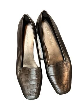 Antonio Melani Women's Brown Pewter Croc-Embossed Leather Flats 7